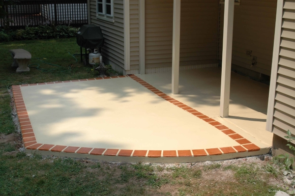 https://www.customconcretesolutionsct.com/wp-content/uploads/2019/04/West_Hartford_Patio_lg.jpg